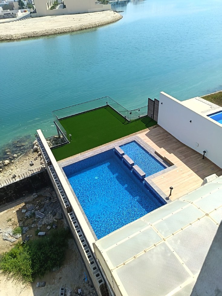 Waterfront swimming pool